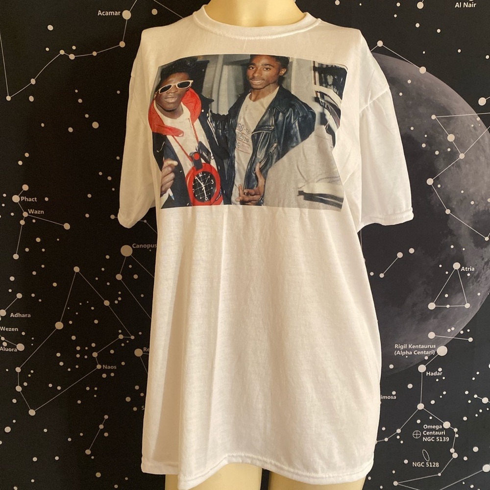2PAC and Flavor Flav graphic tee. 🖤🖤